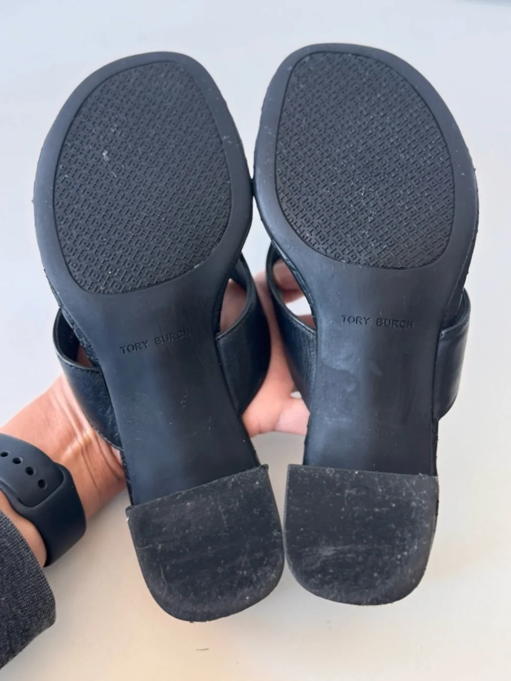 Tory Burch Black Pewter Leather Maybell Logo Thong Slip On Heel Sandals Size 7